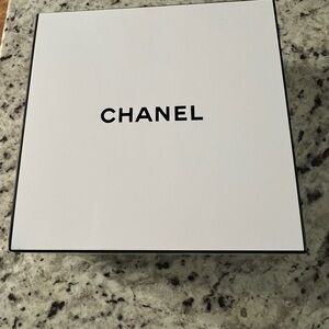 CHANEL White and Black Gift Box 9x9x4